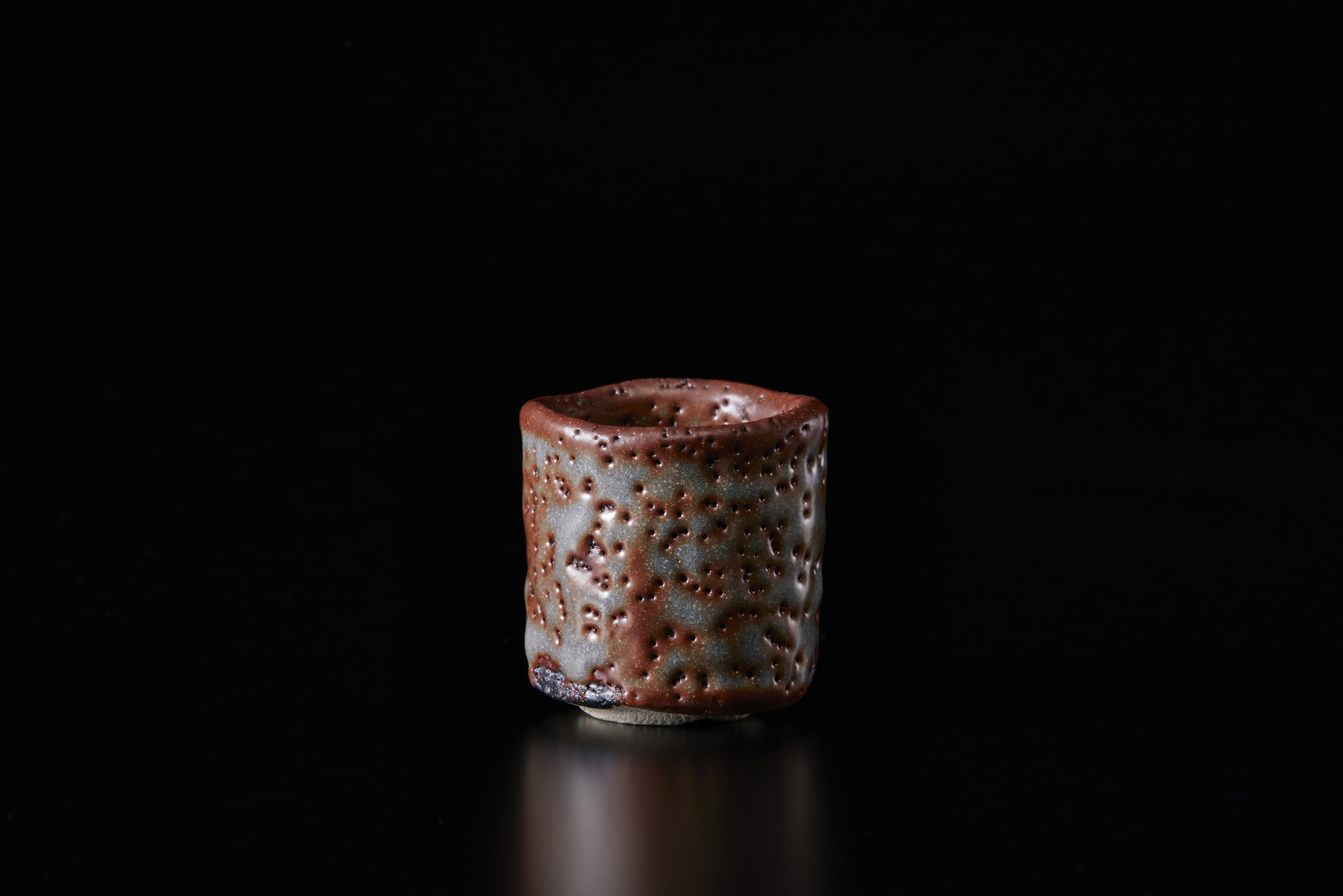 加藤亮太郎　志野酒呑　志野焼　 供箱 共布 栞付き 加藤亮太郎 / 小倉志野酒呑（一点物） – HULS GALLERY TOKYO